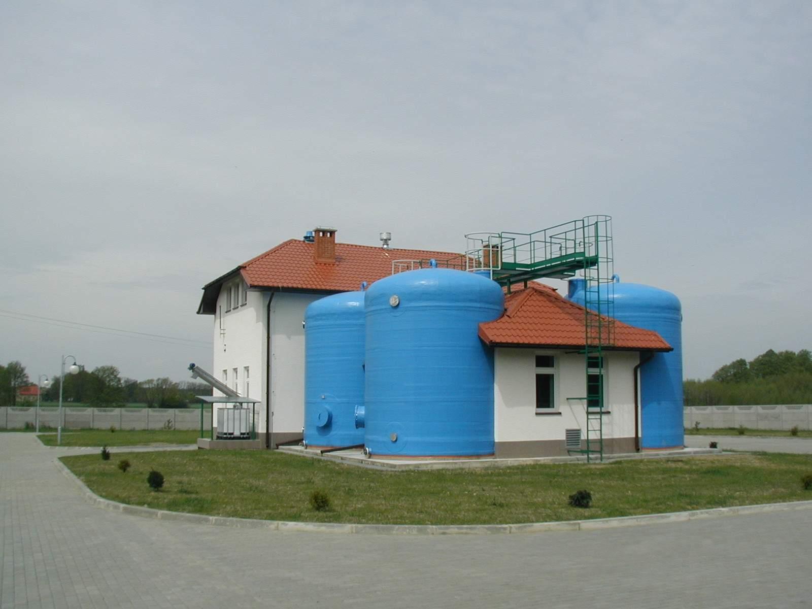 domek z niebieskimi silosami